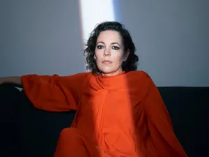 Radiant Olivia Colman Smiling At An Event Wallpaper