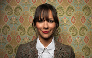 Rashida Jones Headshot Portrait Pose Wall Pattern Wallpaper