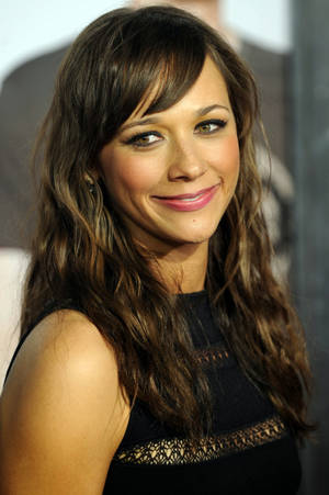 Rashida Jones Side View Smile Red Carpet Wallpaper