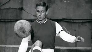 Raymond Kopa Football Control Wallpaper