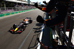 Red Bull Racing Crew Cheering Max Wallpaper