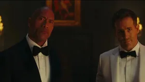 Red Notice Duo In Stylish Outfit Wallpaper