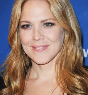 Renowned Actress Mary Mccormack Looking Radiant In Blonde Wallpaper