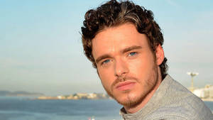 Richard Madden In The Sea Wallpaper