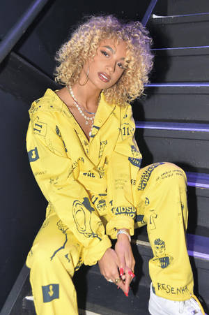 Rising Star Danileigh Captured In A Candid Shot During Her Performance. Wallpaper