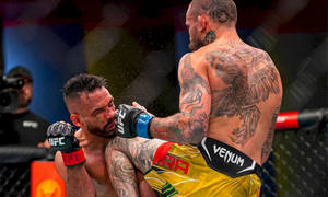 Rob Font Receiving Knee Strike Wallpaper