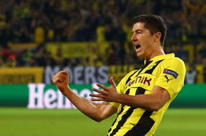 Robert Lewandowski Celebrating Goal Wallpaper