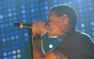 Rock Vocalist Performance Stage Lights Wallpaper