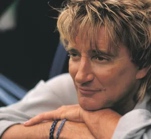 Rod Stewart Iconic British Rock Artist Wallpaper