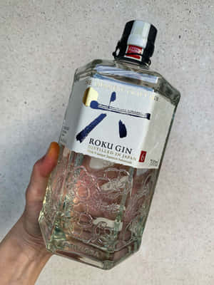 Roku Gin Bottle Heldin Hand Wallpaper