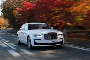 Rolls-royce 4k Ghost Speeding Autumn Leaves Wallpaper