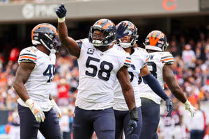 Roquan Smith Cheering With Teammates Wallpaper