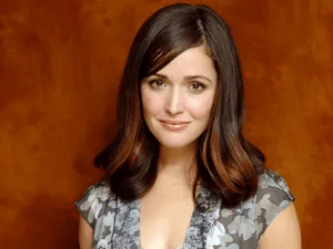 Rose Byrne Sunshine L.a. Press Conference Wallpaper