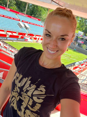 Sabine Lisicki Takes A Selfie On The Tennis Court Wallpaper