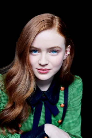 Sadie Sink In Green Long Sleeves Wallpaper