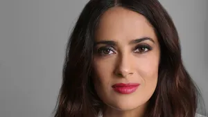 Salma Hayek Red Lips Wallpaper