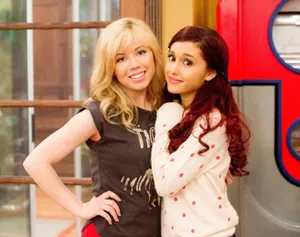 Sam And Cat Embracing As Best Friends Wallpaper