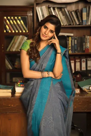 Samantha Saree Full Body Bookshelf Wallpaper