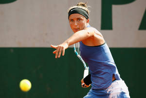 Sara Errani Serving Wallpaper