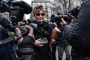 Sarah Palin Crowded By Media Wallpaper