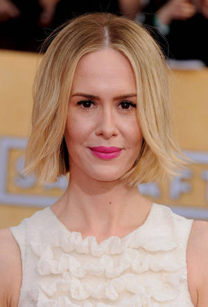 Sarah Paulson In White Top Wallpaper