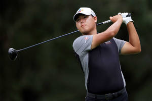 Si Woo Kim Golf Playing Wallpaper