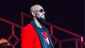 Side View Of Singer R Kelly Wallpaper