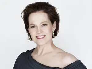 Sigourney Weaver Beautiful Makeover Wallpaper