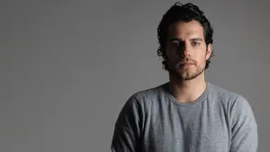 Simple Henry Cavill Studio Photo Wallpaper