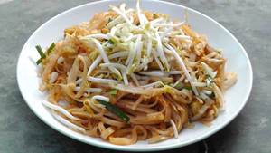 Simple Plate Of Pad Thai Noodles Wallpaper