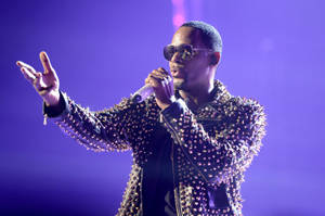 Singer R Kelly Rocking His Concert Performance Wallpaper