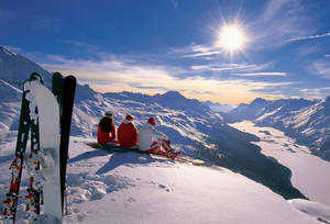 Skiing Friends Mountain Wallpaper