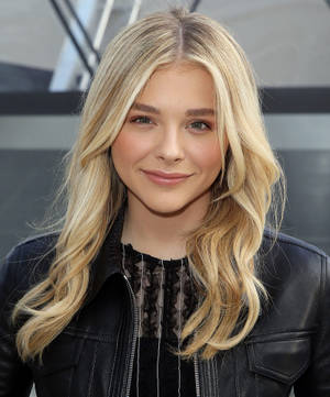 Smiling Chloë Grace Moretz Wallpaper