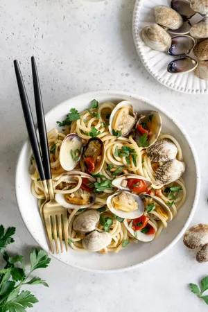 Spaghetti Alla Vongol Food Flat Lay Shot Wallpaper