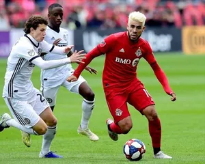 Spanish Football Player Alejandro Pozuelo Dribbling Wallpaper