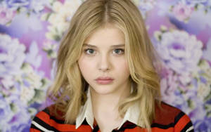 Staring Chloë Grace Moretz Wallpaper