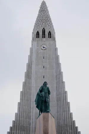 Statue Of Leif Eriksson In Hallgrimskirkja Wallpaper