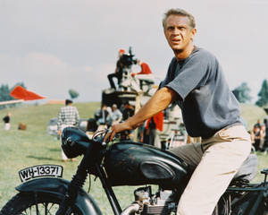 Steve Mcqueen In The Great Escape Movie Still Wallpaper