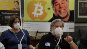 Steve Wozniak With His Wife On Media Conference Wallpaper