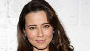 Striking Portrait Of Linda Cardellini Wallpaper