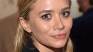 Stunning Ashley Olsen Smiling In A Chic Ensemble Wallpaper