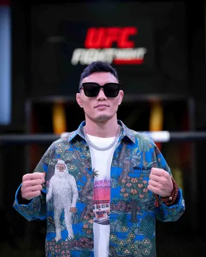 Su Mudaerji Fighting Pose In Octagon Wallpaper