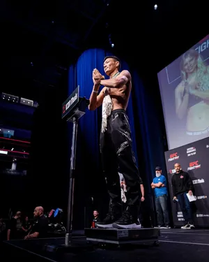 Su Mudaerji Posing On Scale Wallpaper