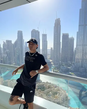 Su Mudaerji Relaxing Near Lagoon Wallpaper