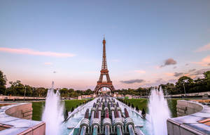 Summertime Scenery At The Trocadero Gardens In Paris Wallpaper