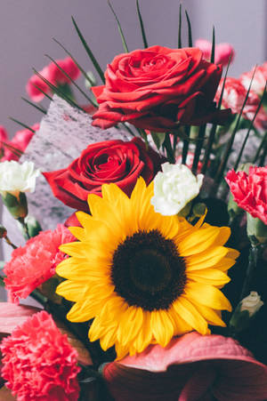 Sunflower And Roses Flower Vase Arrangement Wallpaper