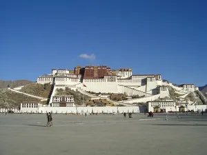 Sunny Day In Potala Palace In Lhasa Wallpaper