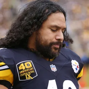 Super Bowl Champion Troy Polamalu Of The Pittsburgh Steelers Wallpaper