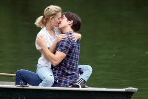 Sweet Woman Kissing Her Man's Lips Wallpaper