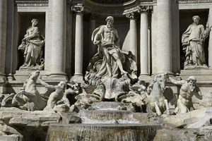 Symbolic Statues At The Trevi Fountain Wallpaper